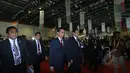 Presiden Jokowi (tengah) didampingi Mendag Rachmat Gobel (kiri) dan Ketua Panitia Luhut Pandjaitan (kanan) memantau ruang media center wartawan peliput Konferensi Asia Afrika di Jakarta Convention Center, Rabu (22/4/2015). (Liputan6.com/Herman Zakharia)