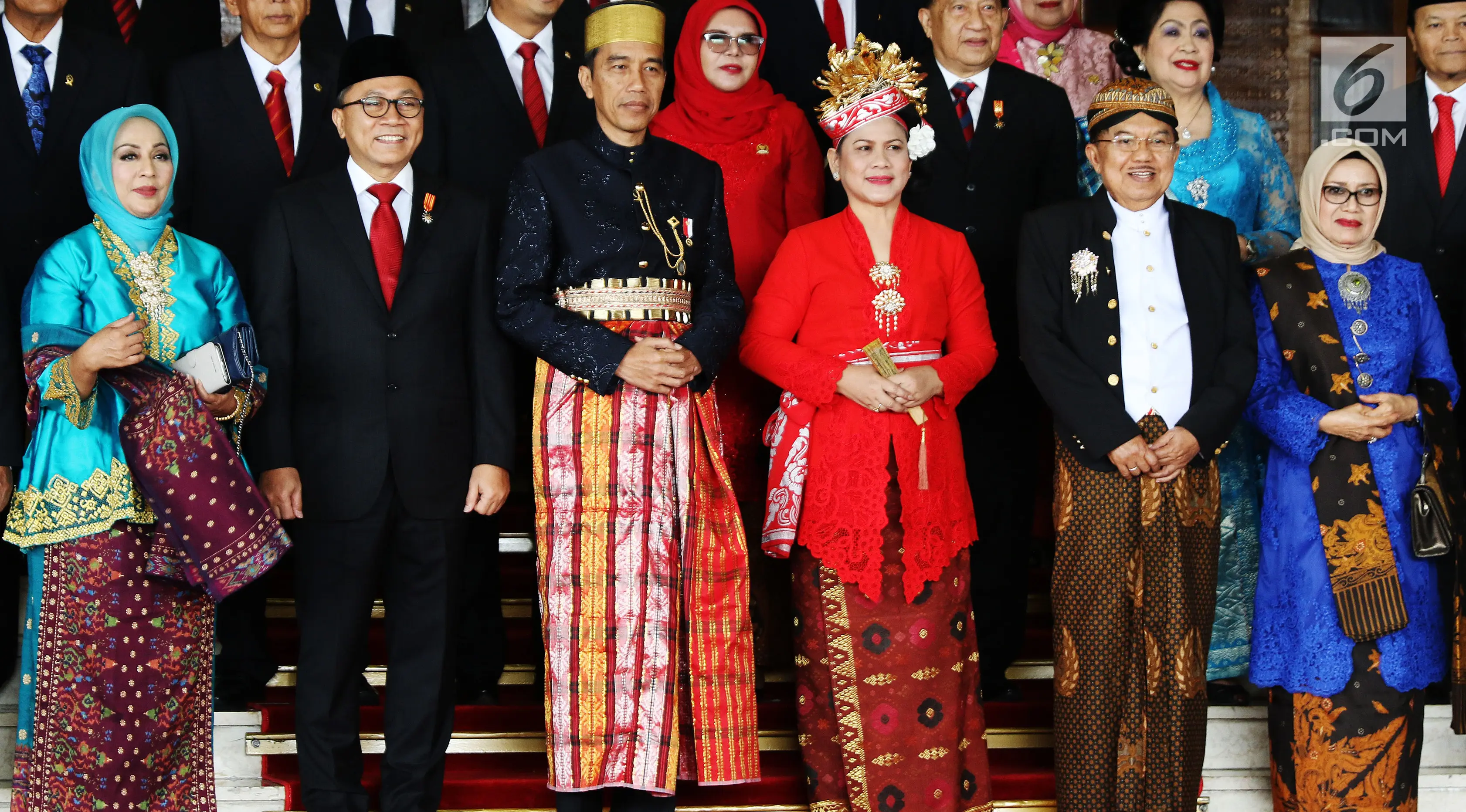 Presiden Jokowi didampingi Ibu Negara Iriana dan Wakil Presiden Jusuf Kalla didampingi Mufidah Kalla berfoto bersama sebelum menghadiri Sidang Tahunan MPR RI Tahun 2017 di Kompleks Parlemen, Senayan, Jakarta, Rabu (16/8). (Liputan6.com/Angga Yuniar)