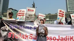 Aktivis Pemuda Untuk Keadilan dan Persatuan Indonesia (PKPI) berorasi saat aksi damai di Bundaran HI, Jakarta, Minggu (28/6/2015). Mereka menolak mantan Gubernur DKI Jakarta Sutiyoso menjadi Kepala BIN. (Liputan6.com/Faizal Fanani)