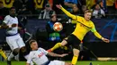 Toby Alderweird hentikan pergerakan Marco Reus pada leg kedua, babak 16 besar Liga Champions yang berlangsung di Stadion Signal Iduna Park, Dortmund, Rabu (6/3). Tottenham Hotspur menang 1-0 atas Dortmund. (AFP/John Macdougall)