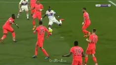 Lyon akhirnya menghentikan catatan buruk enam pertandingan tak pernah menang sehabis menekuk Caen 1-0, Minggu (11/3). Bertrand Tra...