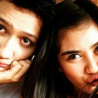 Karena sering menghabiskan waktu di serial 7 Manusia Harimau, Syahnaz Sadiqah dan Juan Christian terlibat cinta lokasi.