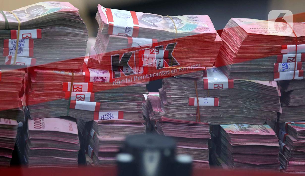 Tumpukan uang barang bukti hasil Operasi Tangkap Tangan (OTT) terduga pelaku tindak pidana korupsi terkait penerimaan atau janji dalam pengurusan sengketa lahan di Pengadilan Negeri Depok di gedung Merah Putih Komisi Pemberantasan Korupsi (KPK), Jakarta, Jumat (6/2/2026). Komisi Pemberantasan Korupsi (KPK) kembali berhasil menangkap para terduga pelaku tindak pidana korupsi melalui serangkaian Operasi Tangkap Tangan (OTT). (Liputan6.com/Helmi Fithriansyah)