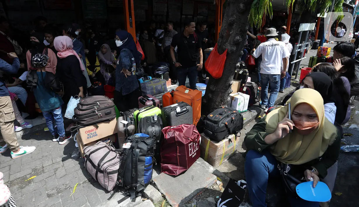Pemudik sudah memadati Terminal Kalideres sebelum cuti bersama Lebaran 2023 dimulai. (Liputan6.com/Johan Tallo)