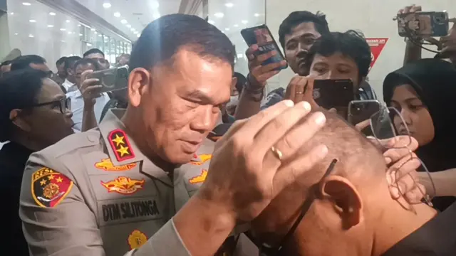 Kapolda Nusa Tenggara Timur (NTT) Irjen Daniel Tahi Silitonga mengusap kepala Ipda Rudy Soik dan menyebut dia masih anggota Polri. (Merdeka.com/Rahmat Baihaqi)