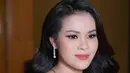 Chen Giovani pun melengkapi penampilannya dengan kalung dan anting-anting model airdrop yang membuat tampilannya semakin mewah. [@malvava]