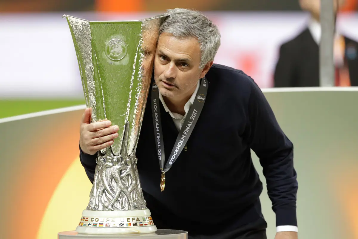 Gaya Mourinho Bersama Trofi Liga Europa