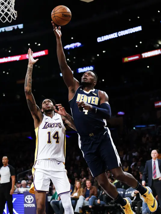 Aksi pemain Denver Nuggets, Paul Millsap (kanan) melakukan lay up melewati adangan pemain Lakers, Brandon Ingram pada laga NBA basketball game di Staples Center, Los Angeles, (19/11/2017). Lakers menang 127-109. (AP/Ringo H.W. Chiu)