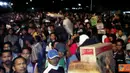 Citizen6, Bima: Ribuan orang memadati dermaga pelabuhan Bima ditambah sesaknya para penjemput yang membludak. KM. Tilongkabila merupakan kapal favorit bagi para pemudik. (Pengirim: Made Kusiadi Asmara)