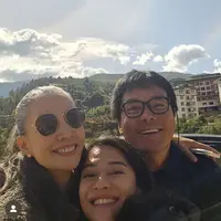 Tampilan Dian Sastrowardoyo dan Nadya Hutagalung Liburan Bareng ke Bhutan. [@therealdisastr]