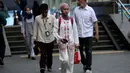 Raden Ajeng Kartini menekankan pentingnya pendidikan untuk kemandirian perempuan. Tampak dalam foto, salah satu perempuan mengenakan kebaya saat melintas di sekitar kawasan Bundaran Hotel Indonesia, Jakarta, Selasa (21/4/2026). (Kapanlagi.com/Budy Santoso)
