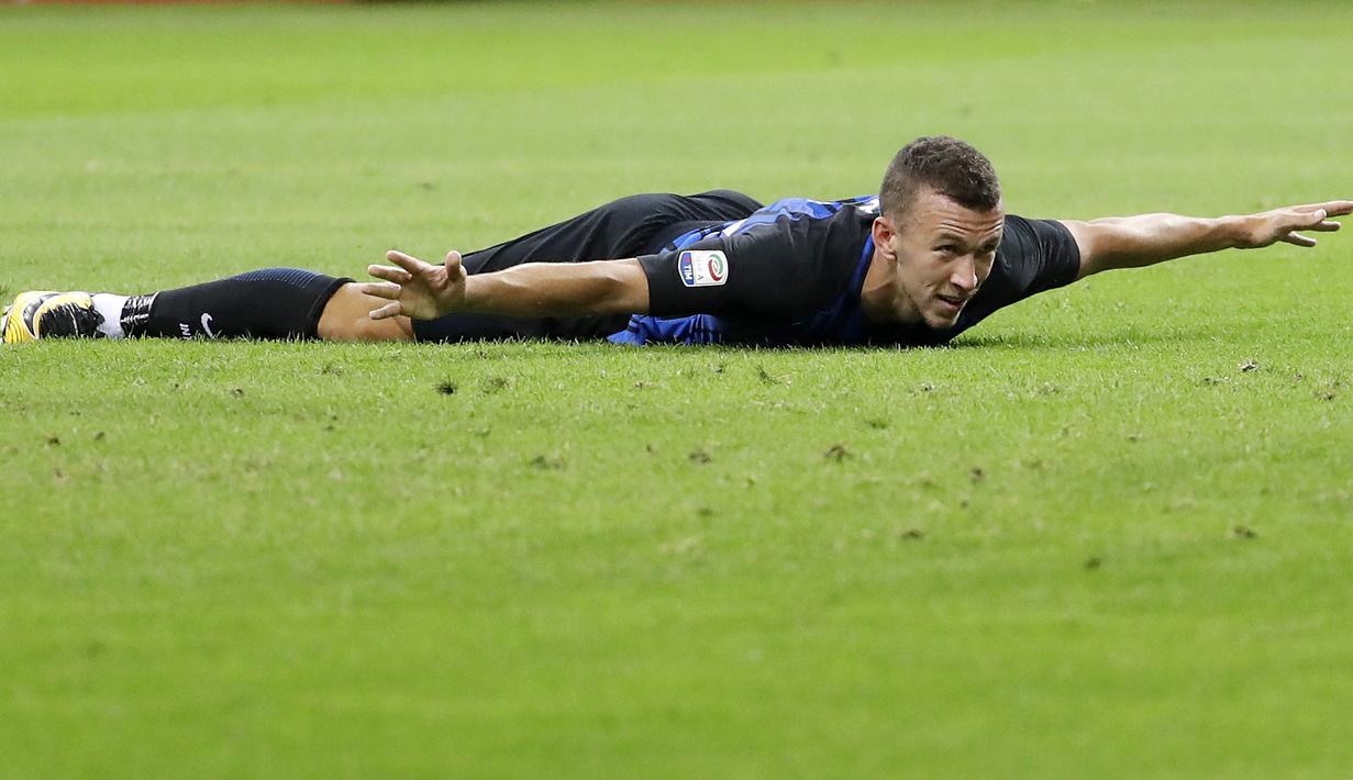 Aksi pemain Inter Milan, Ivan Perisic usai mencetak gol ke gawang Fiorentina pada laga Serie A di San Siro stadium, Milan (20/8/2017). Inter menang 3-0. (AP/Antonio Calanni)