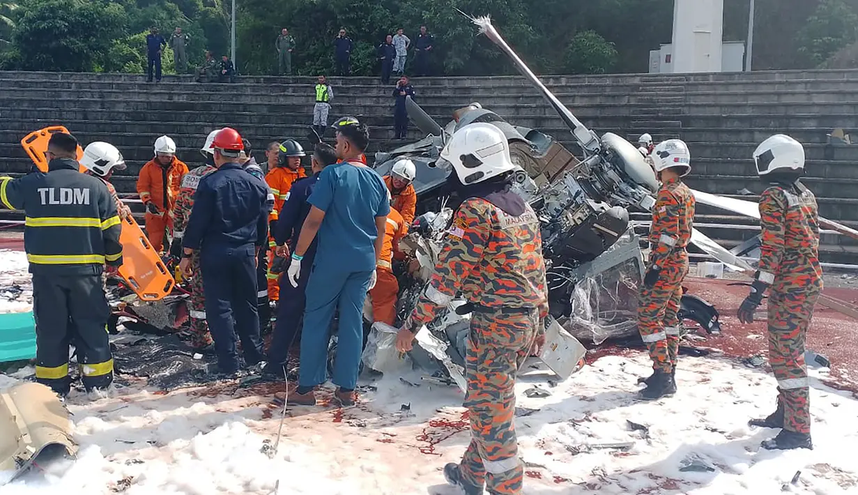 Insiden tersebut terjadi pada Selasa (23/4/2024) sekitar pukul 09.30 waktu setempat di Kota Lumut, Negara Bagian Perak, yang merupakan lokasi pangkalan angkatan laut Kerajaan Malaysia. (Handout/Departemen Pemadam Kebakaran dan Penyelamatan Perak/AFP)