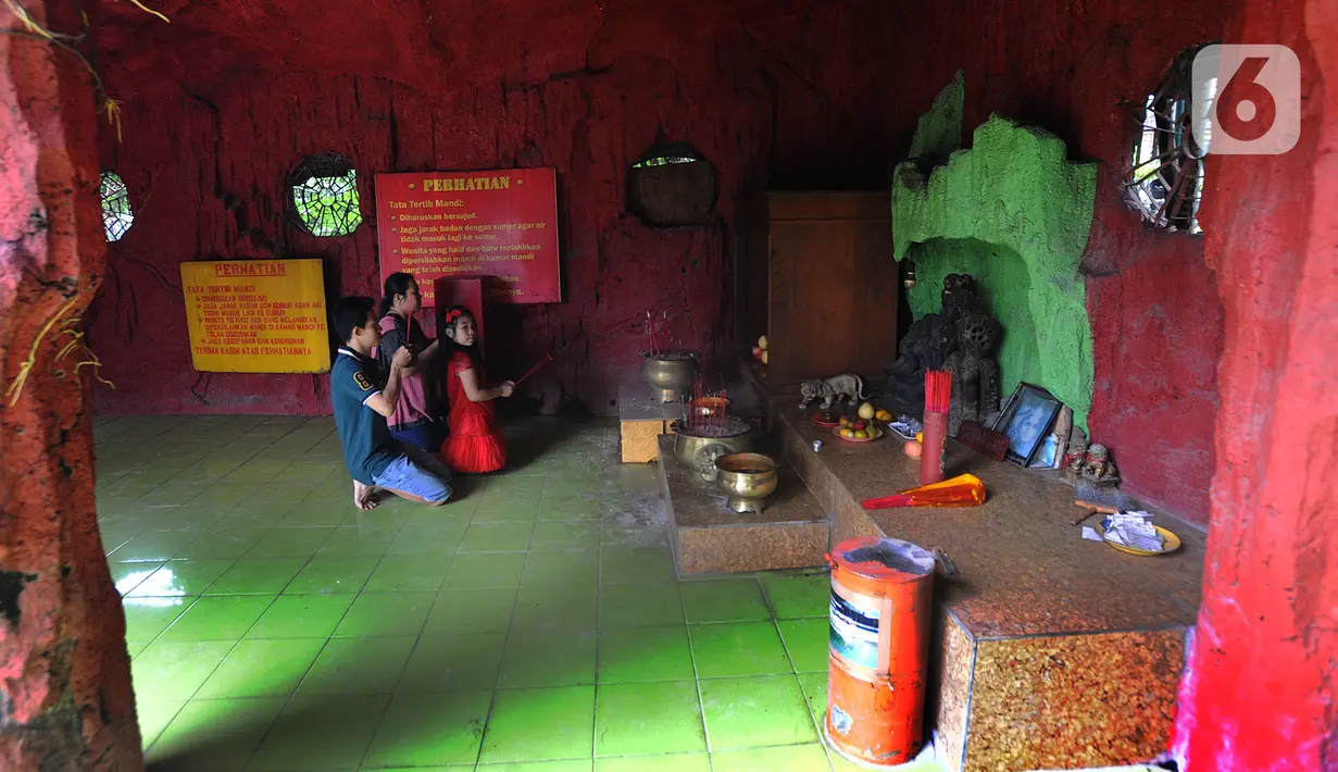 Warga bersembahyang selama perayaan Tahun Baru Imlek 2571 di Vihara Gayatri, Depok, Sabtu (25/1/2020). Vihara Gayatri ini memiliki satu ciri khas yang membedakan dengan Vihara lain, yakni keberadaan tujuh sumur yang ada sejak Vihara berdiri tahun 1984. (merdeka.com/Arie Basuki)