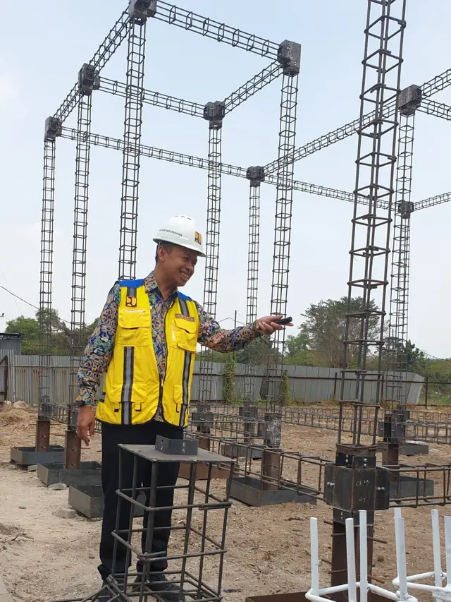 Direktur Jenderal Perumahan Kementerian PUPR, Iwan Suprijanto, melakukan kunjungan kerja ke PT. Krakatau Steel di Kota Cilegon, Banten, Rabu (13/9/2023). (Dok PUPR)