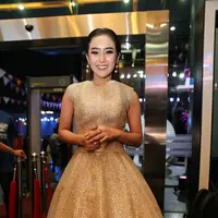 "Tapi ada pemain bola kesenengan aku dari dulu sampe sekarang, Cristiano Ronaldo, karena ganteng hahaha. Di piala dunia aku dukung tim Messi, tapi tetep sukanya sama Ronaldo," lanjutnya. (Adrian Putra/Bintang.com)