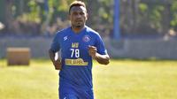 Pemain sayap Arema, Mariando Uropmabin Djonak. (Bola.com/Iwan Setiawan)