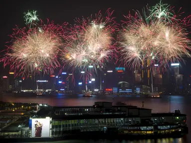 Kembang api menghiasi Dermaga Victoria, Hong Kong, dalam rangka peringatan ulang tahun ke-66 Republik Rakyat China, Kamis (1/10/2015). (REUTERS/Tyrone Siu)