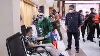 Pelaksana Tugas (Plt) Wali Kota Surabaya Whisnu Sakti Buana melihat acara donor darah plasma konvalensen. (Dian Kurniawan/Liputan6.com)