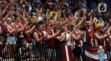 Aksi suporter timnas basket Latvia saat menyaksikan laga timnya melawan Kanada pada laga terakhir penyisihan Grup H FIBA World Cup 2023 di Indonesia Arena, Gelora Bung Karno, Jakarta, Selasa (29/8/2023). (Liputan6.com/Helmi Fithriansyah)