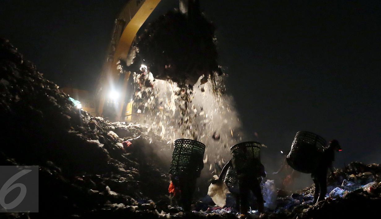 Setiap harinya, sekitar 7.000 ton sampah dari seluruh wilayah Jakarta dibuang di sini. Dan setengah dari 105.019 jiwa yang tinggal di lingkungan Bantar Gebang berprofesi sebagai pemulung. (Liputan6.com/Johan Tallo) 