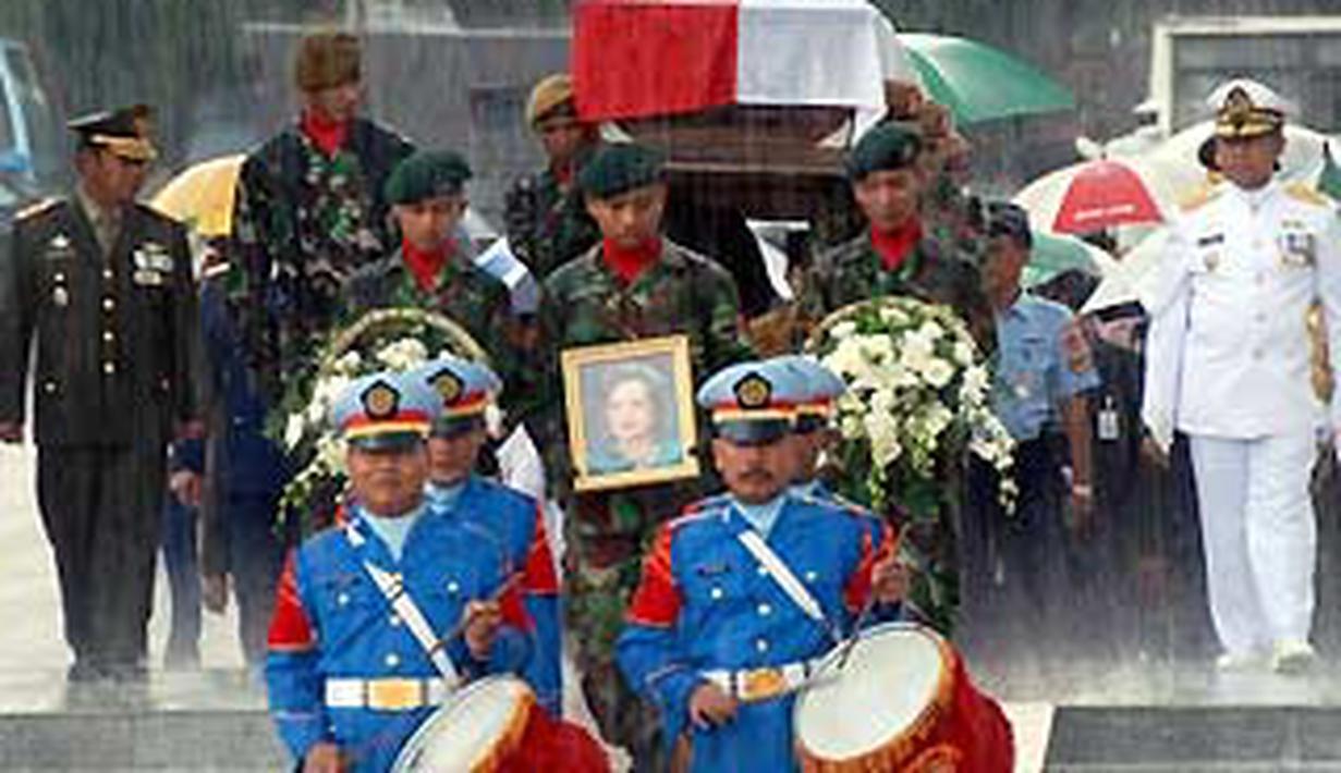 Prosesi Pemakaman Almarhumah Isteri Alm Jenderal Besar Tni A H Nasution Ibu Johana Sunarti Nasution Menuju Liang Pemakaman Di Taman Makam Pahlawan Kalibata Jaksel Minggu 21 3 Antara Foto Liputan6 Com