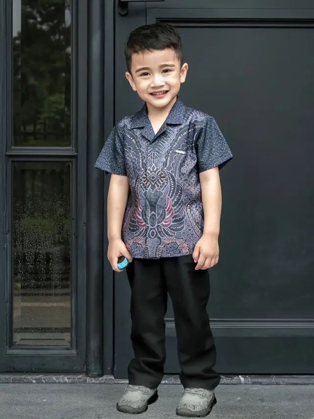 5 Potret Raffi Ahmad dan Nagita Slavina Gandeng Rayyanza Promosikan Brand Batik  (credit:instagram.com/raffinagita1717).