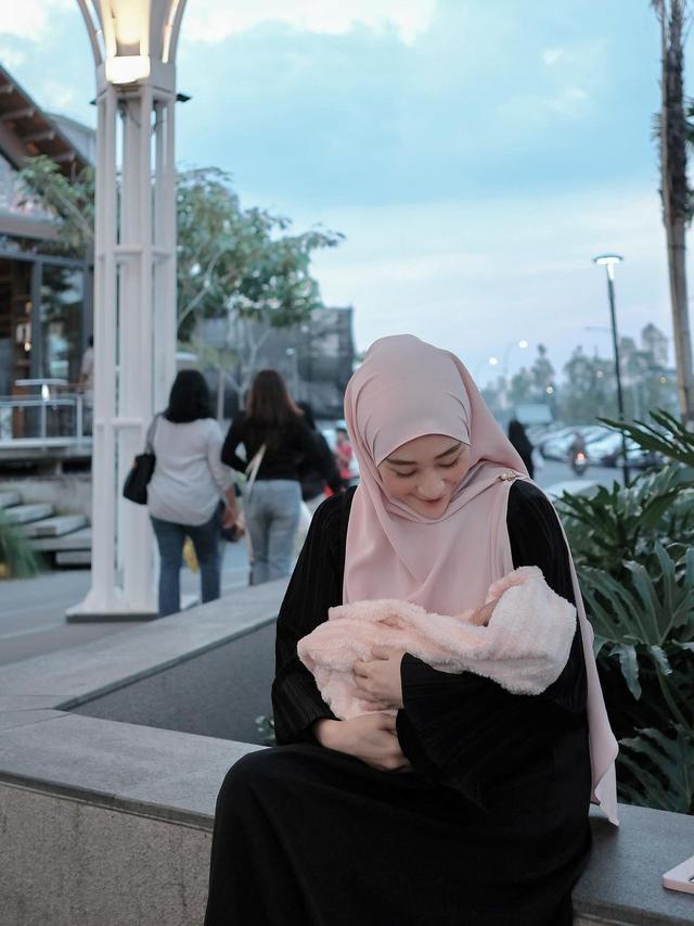 5 Potret Larissa Chou saat Asuh Dua Anak, Penampilan Curi Perhatian