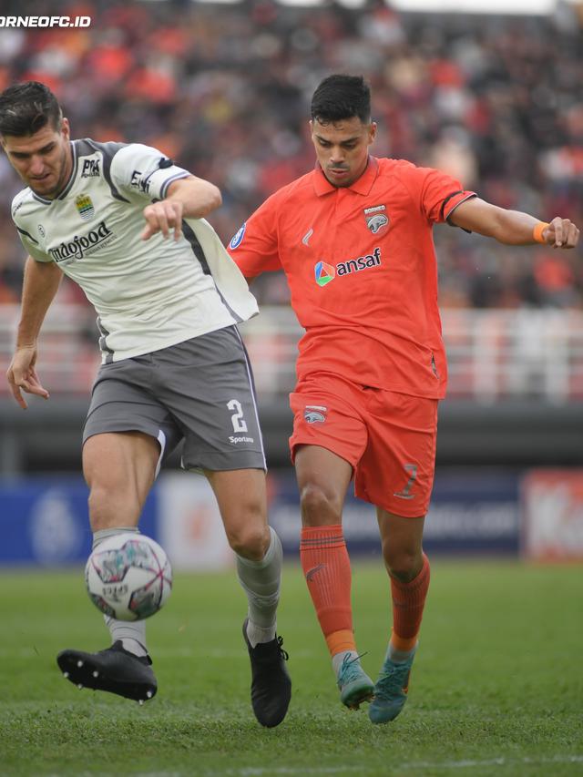 Bek Borneo FC, Nick Kuipers berduel dengan penyerang Borneo FC, Matheus Pato.