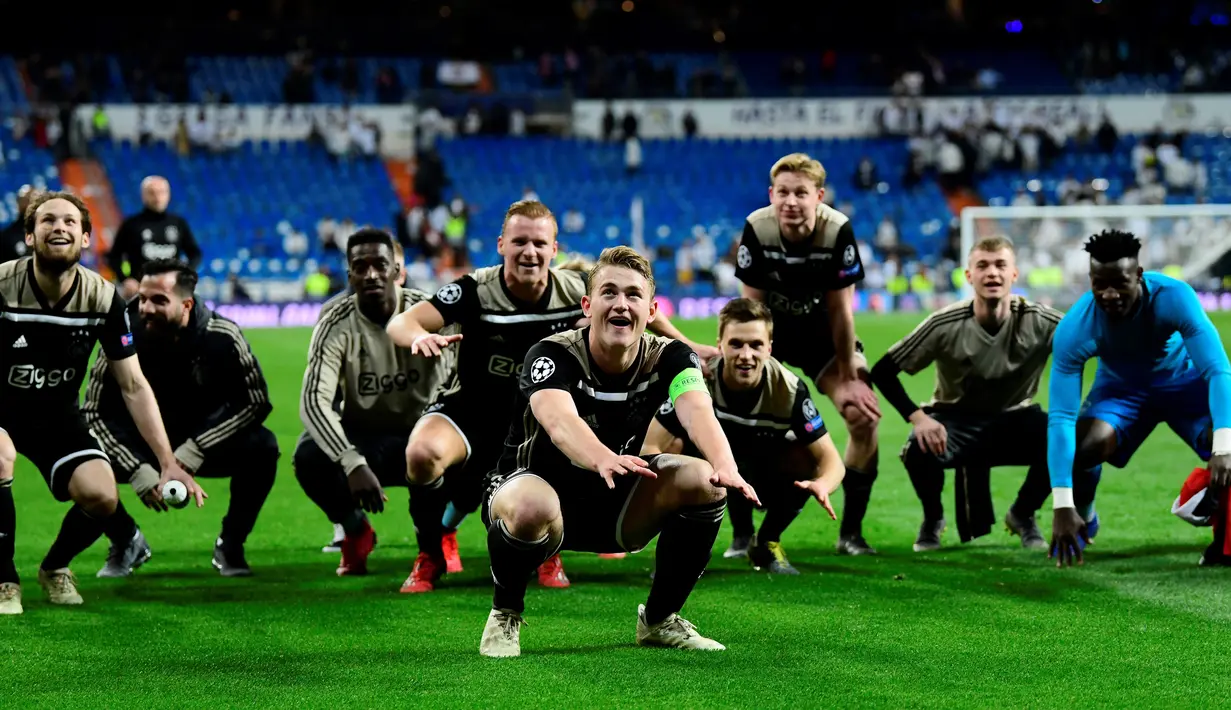 Para pemain Ajax Amsterdam melakukan selebrasi usai mengalahkan Real Madrid pada leg kedua babak 16 besar Liga Champions di Stadion Santiago Bernabeu, Madrid, Spanyol, Selasa (5/3). lolos ke perempat final Liga Champions. (GABRIEL BOUYS/AFP)