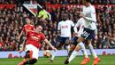Pemain Manchester United, Phil Jones (kiri), berhasil menghalau bola dari serangan pemain Tottenham Hotspur dalam pertandingan lanjutan Liga Inggris 2017/2018 yang berlangsung di Old Trafford, Sabtu (28/10/2017). (AFP/Oli Scarff)