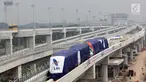 Kereta tanpa awak, Skytrain berada di jalur lintasan di Bandara Soekarno-Hatta, Tangerang, Selasa (15/8). Skytrain Bandara Soekarno-Hatta akan beroperasi dengan tiga trainset, yang terdiri atas enam gerbong. (Liputan6.com/Helmi Afandi)
