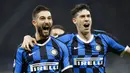 Pemain Inter Milan, Roberto Gagliardini dan Alessandro Bastoni, melakukan selebrasi usai membobol gawang Genoa pada laga Serie A 2019 di Stadion San Siro, Sabtu (21/12). Inter Milan menang 4-0 atas Genoa. (AP/Luca Bruno)