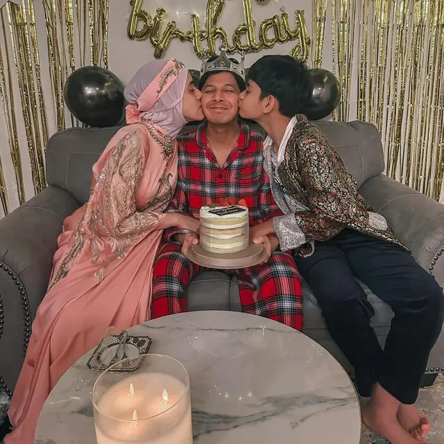 6 Potret Ultah Sederhana Sonny Septian ke-40, Kejutan Penuh Cinta Menjadi Obat