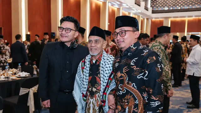 Waluyo (kanan) bersama pimpinan Pondok Pesantren Darussalam Gontor KH Hasan Abdullah Sahal saat peringatan 100 tahun Gontor. (Istimewa)