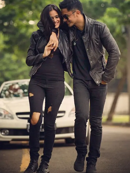 Walaupun menggunakan pakaian bergaya rock n roll namun Sonya Fatmala dan Hengky Kurniawan tetap terlihat mesra. (via Instagram)