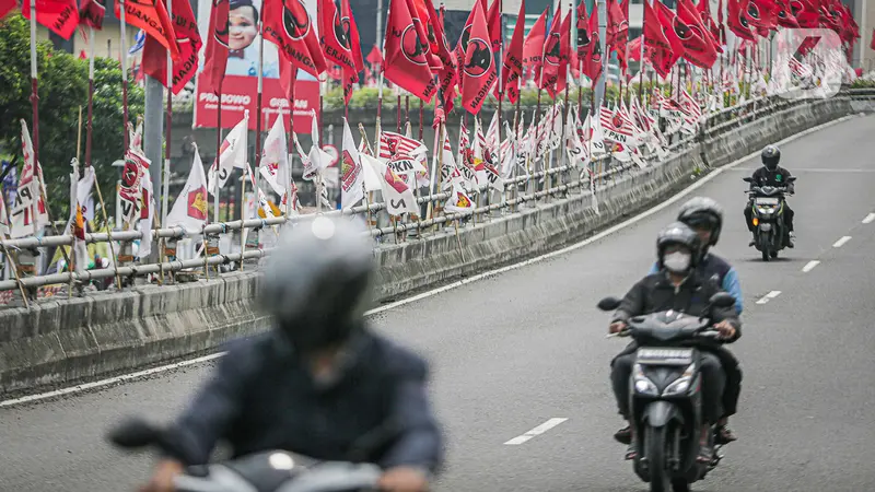 Bendera Partai di Flyover Jakarta