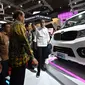 Presiden Joko Widodo atau Jokowi (tengah) melihat mobil listrik Esemka Bima EV saat mengunjungi pameran Indonesia International Motor Show (IIMS) di JIExpo, Kemayoran, Jakarta, Kamis (16/2/2023). Jokowi resmi membuka IIMS 2023. (ADEK BERRY/AFP)