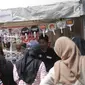 Pengunjung mengerubungi salah satu gerai yang terdapat di Festival Little Tokyo kawasan Blok M, Jakarta, Minggu (23/6/2019). Festival Little Tokyo menghadirkan berbagai jenis kuliner dan kebudayaan Jepang. (Liputan6.com/Faizal Fanani)