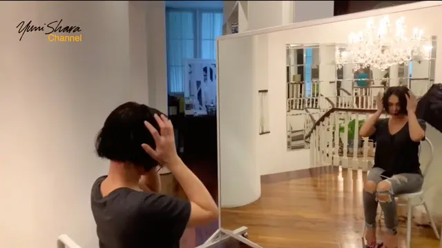 Momen Yuni Shara potong rambut di rumah