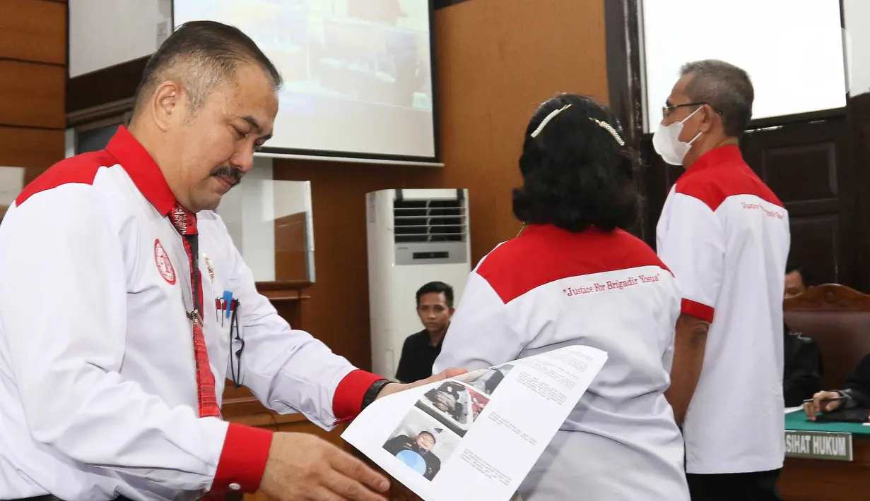 Saksi pelapor Kamaruddin Simanjuntak (kiri) bersama orang tua Brigadir Yoshua, Samuel Hutabarat dan Rosti Simanjuntak bersiap mengikuti sidang lanjutan di PN Jakarta Selatan, Jakarta, Selasa (25/10/2022). Sidang itu beragenda mendengarkan keterangan saksi diantaranya saksi pelapor Kamaruddin Simanjuntak, kedua orang tua korban Samuel Hutabarat dan Rosti Simanjuntak serta pacar korban Vera Simanjuntak. (Liputan6.com/Faizal Fanani)