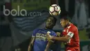 Gelandang Persib Bandung, Michael Essien, duel udara dengan kapten Arema FC, Johan Alfarizi dalam laga pembuka Liga 1  antara Persib Bandung melawan Arema  FC di GBLA, Sabtu (15/04/2017). Skor berakhir imbang 0-0. (Bola.com/M Iqbal Ichsan).