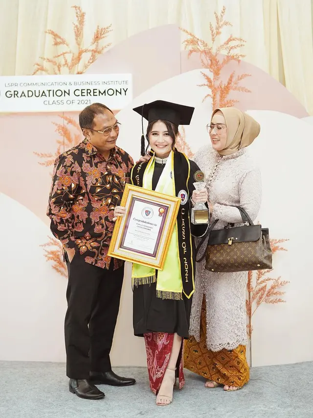 7 Momen Prilly Latuconsina Wisuda, Jadi Lulusan Terbaik