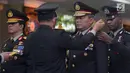 Kapolri Jenderal Polisi Tito Karnavian menyematkan pangkat kepada Inspektur Jenderal Polisi Arief Sulistyanto dan Komjen Pol Ari Dono Sukmanto sebagai Kabareskrim dan Wakapolri pada Sertijab di Mabes Polri, Jakarta, Jumat (17/8). (merdeka.com/Imam Buhori)