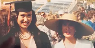 Saat Widiyanti wisuda tahun 1993, ia mengenakan blazer pink dan kalung mutiara dengan toga dan jubah hitamnya. Sang ibundanya pun tampil mengenakan blazer putih dan topi coklat besarnya. [@widi.wardhana]