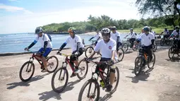 Peserta fun bike mengelilingi pantai pada acara Anyer Urban Festival 2019 di Pantai Anyer, Banten, Sabtu (30/3). Festival tersebut digelar untuk membangkitkan kembali kepercayaan wisatawan pasca tsunami Selat Sunda sebagai salah satu lokasi wisata terbaik di Banten. (Liputan6.com/HO/Elvis)