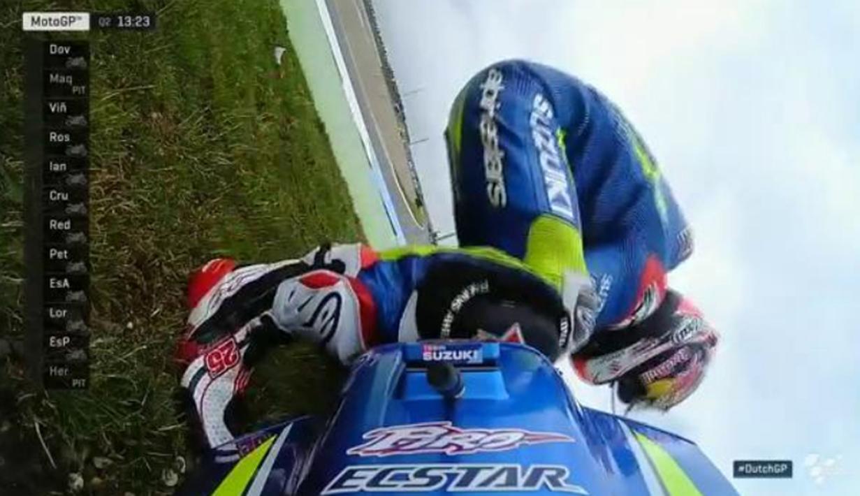 Pebalap Suzuki, Maverick Vinales, tergelincir pada tikungan kelima saat kualifikasi kedua MotoGP Assen, Sabtu (25/6/2016). Vinales akan start dari posisi ke-12. (Bola.com/Twitter/MotoGP)