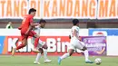 Pemain Persija Jakarta, Hanif Sjahbandi, berusaha melewati pemain Arema FC pada lanjutan BRI Liga 1 2023/2024 di Stadion Patriot Chandrabhaga, Kota Bekasi, Minggu (20/08/2023). Kedua tim bermain imbang 2-2. (Bola.com/M Iqbal Ichsan)