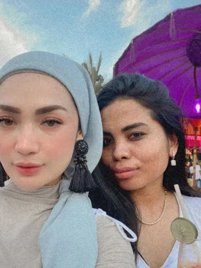 6 Potret Imel Putri Cahyati saat Liburan di Bali, Gaya Hijabnya Banjir Kritikan
