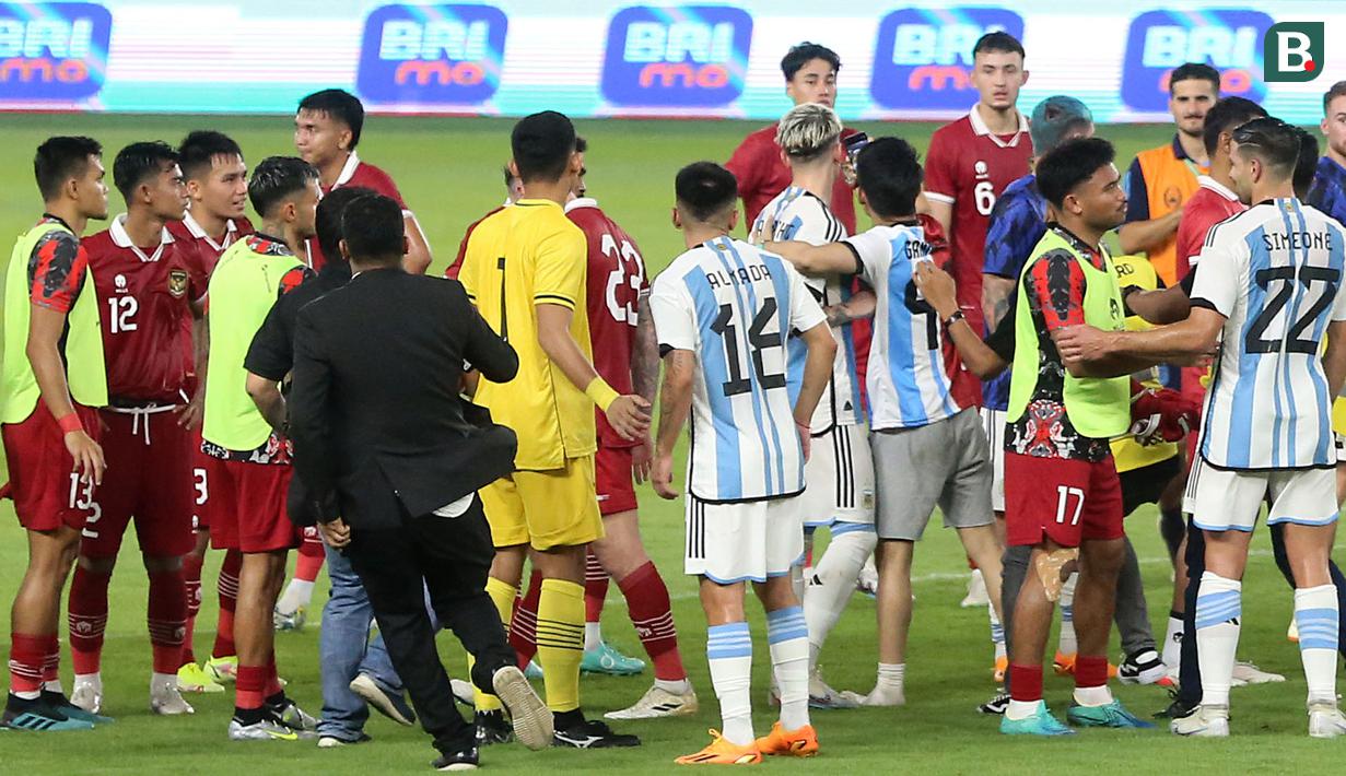Seorang suporter berhasil melakukan swafoto dengan pemain Timnas Argentina, Alejandro Garnacho setelah laga FIFA Matchday antara Timnas Indonesia Vs Timnas Argentina di Stadion Utama Gelora Bung Karno (SUGBK), Senayan, Jakarta, Senin (19/06/2023). (Bola.com/M Iqbal Ichsan)